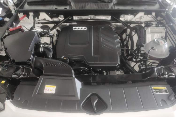 Used Audi Q5L 2023 40T Luxury Dynamic Model Engine Bay