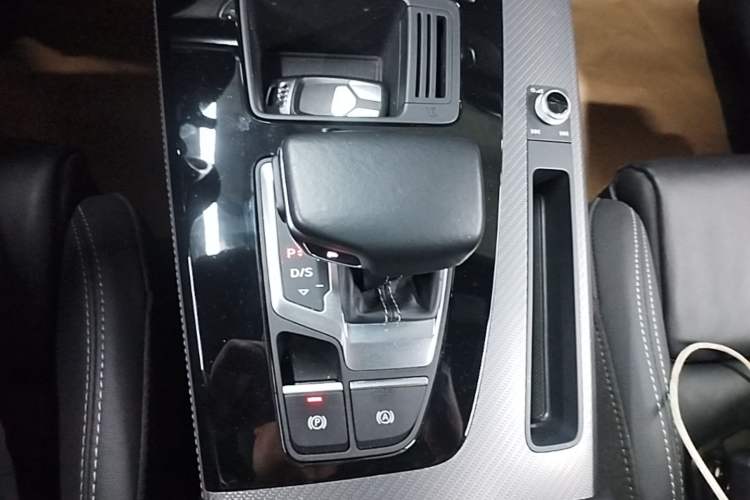 Used Audi Q5L 2023 40T Luxury Dynamic Model Gear Lever