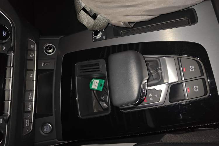 Used Audi Q5L 2023 40T Fashionable and Dynamic Edition Gear Lever