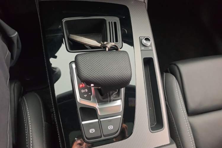 Used Audi Q5L 2023 40T Luxury Dynamic Model Gear Lever