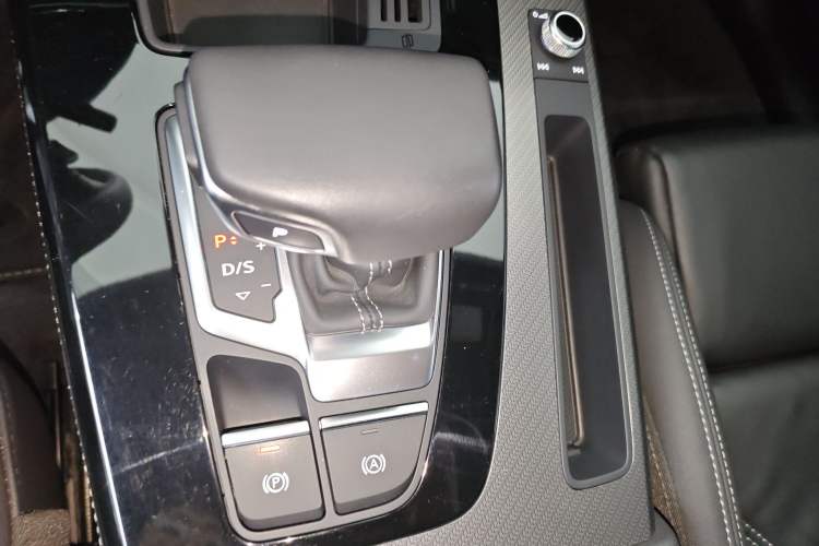 Used Audi Q5L 2023 40T Luxury Dynamic Model Gear Lever