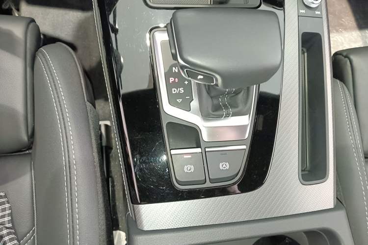 Used Audi Q5L 2023 40T Luxury Dynamic Model Gear Lever