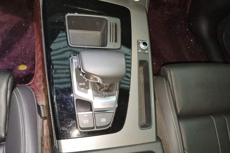 Used Audi Q5L 2023 40T Luxury Dynamic Model Gear Lever