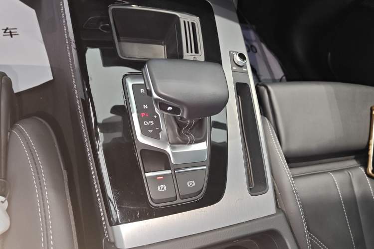 Used Audi Q5L 2023 40T Fashionable and Dynamic Edition Gear Lever