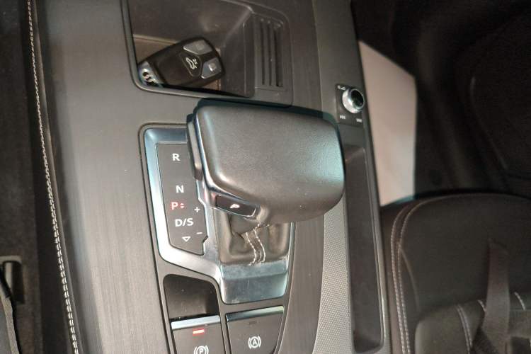 Used Audi Q5L 2023 40T Fashionable and Elegant Version Gear Lever