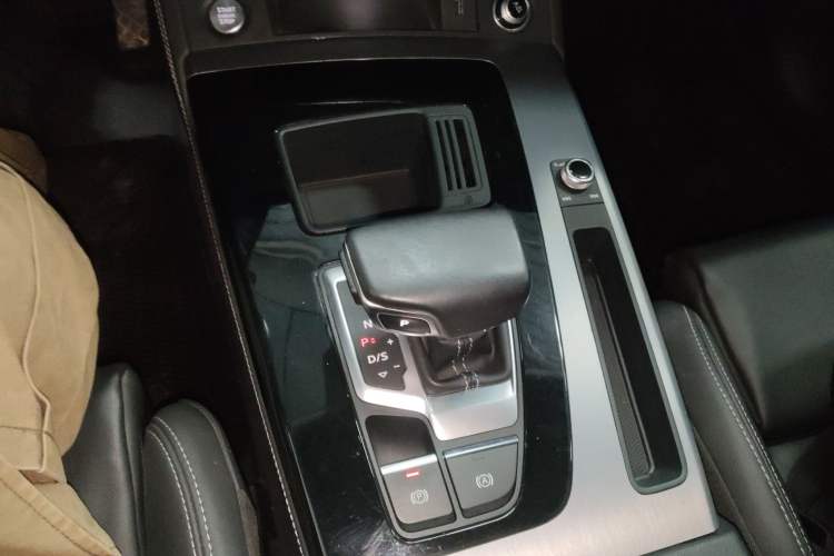 Used Audi Q5L 2023 40T Fashionable and Dynamic Edition Gear Lever