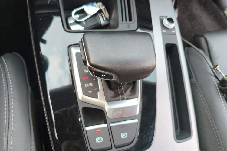 Used Audi Q5L 2023 40T Fashionable and Dynamic Edition Gear Lever