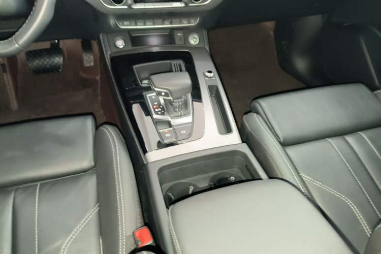 Used Audi Q5L 2023 40T Fashionable and Dynamic Edition Gear Lever