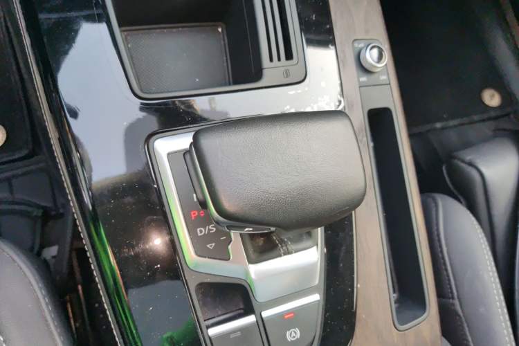 Used Audi Q5L 2023 40T Fashionable and Dynamic Edition Gear Lever