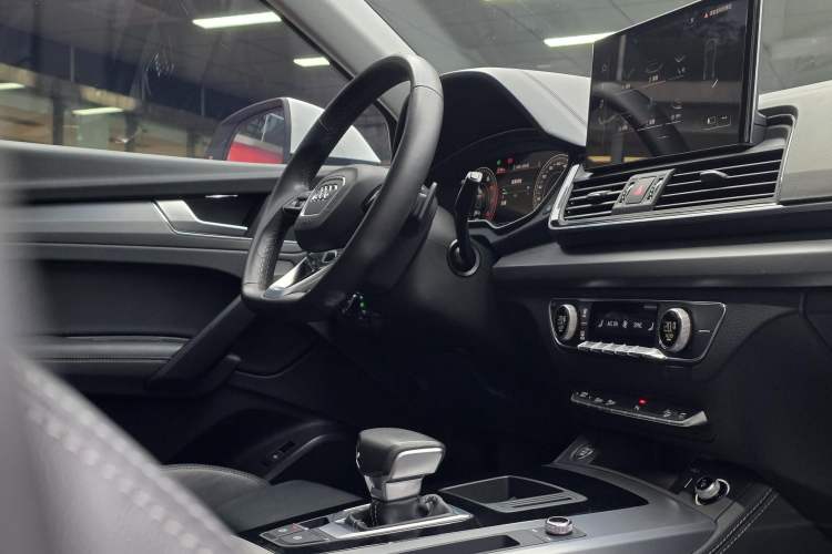 Used Audi Q5L 2023 40T Fashionable and Dynamic Edition Interior 4