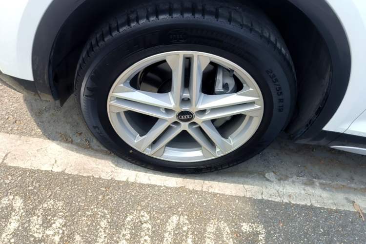 Used Audi Q5L 2023 40T Fashionable and Elegant Version Left Front Wheel Hub