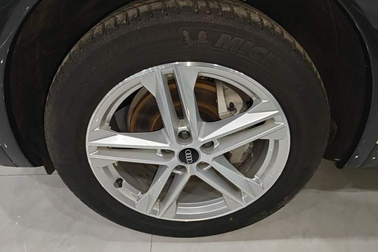 Used Audi Q5L 2023 40T Fashionable and Elegant Version Left Front Wheel Hub
