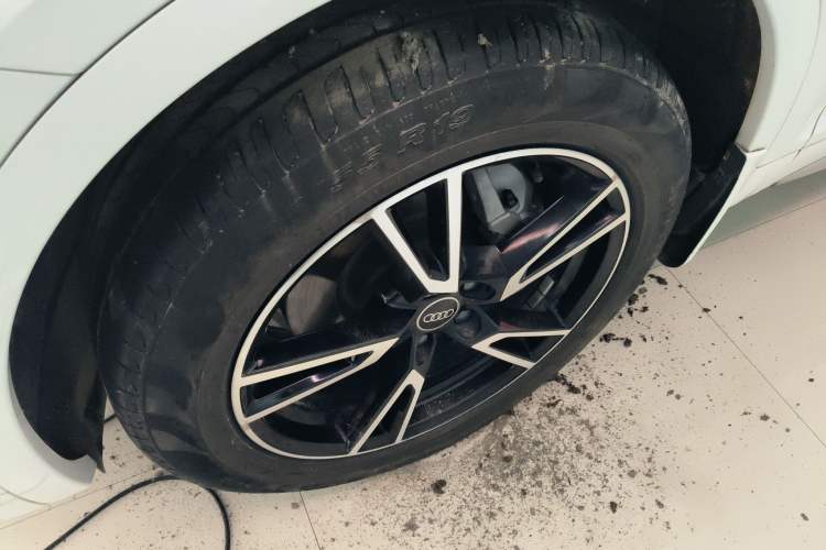 Used Audi Q5L 2023 40T Fashionable and Dynamic Edition Left Front Wheel Hub