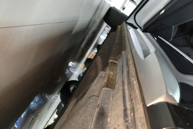 Used Audi Q5L 2023 40T Fashionable and Elegant Version Left Side Sill