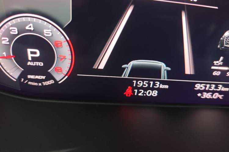 Used Audi Q5L 2023 40T Luxury Dynamic Model Odometer Close Up