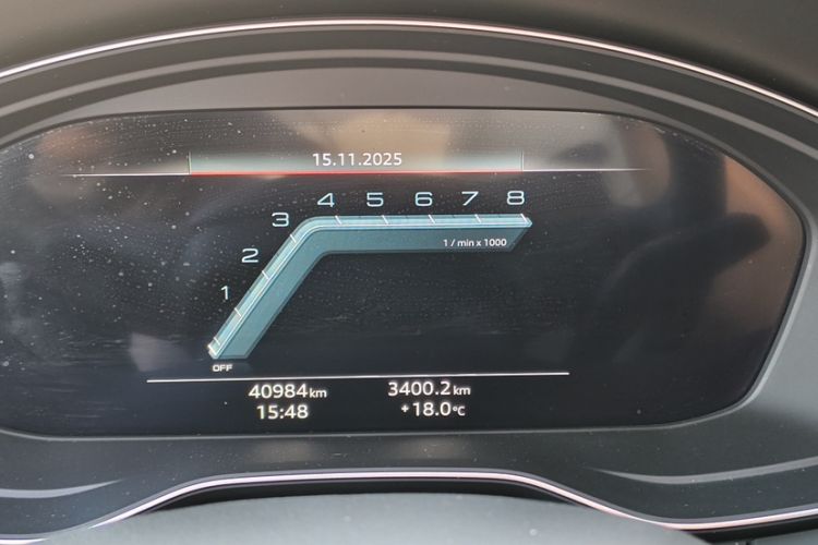 Used Audi Q5L 2023 40T Fashionable and Elegant Version Odometer Close Up