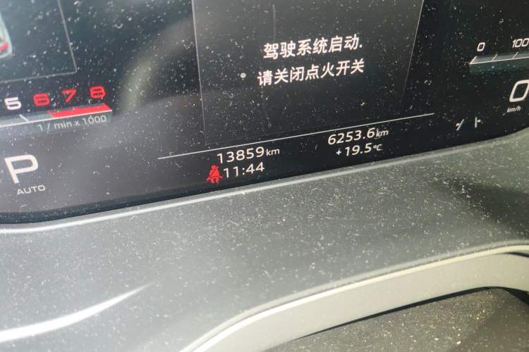 Used Audi Q5L 2023 40T Luxury Dynamic Model Odometer Close Up