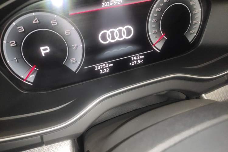 Used Audi Q5L 2023 40T Luxury Dynamic Model Odometer Close Up
