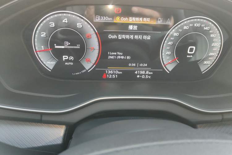 Used Audi Q5L 2023 40T Luxury Dynamic Model Odometer Close Up