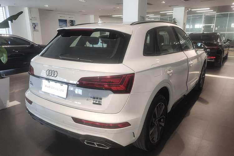 Used Audi Q5L 2023 40T Luxury Dynamic Model Rear Right 45 Deg