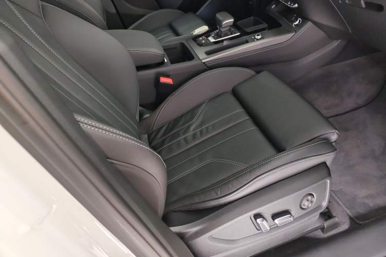 Used Audi Q5L 2023 40T Luxury Dynamic Model Right Front Seat