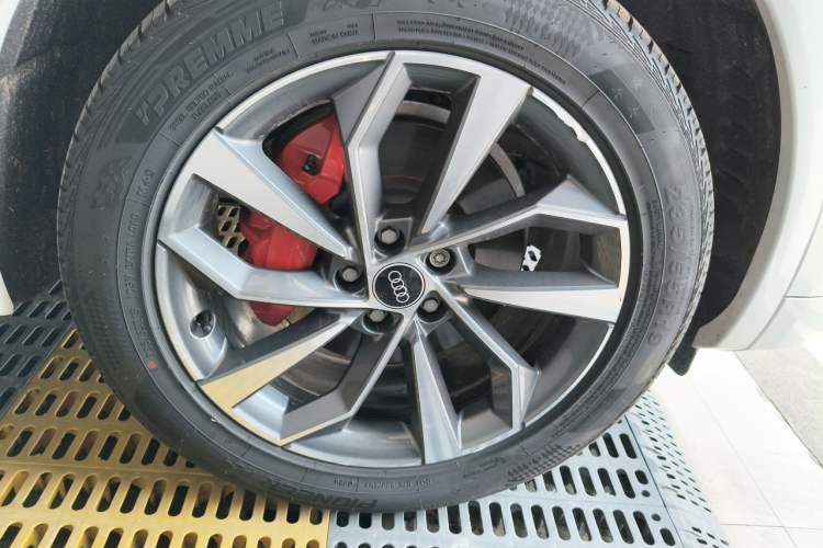 Used Audi Q5L 2023 40T Fashionable and Dynamic Edition Right Front Wheel Hub