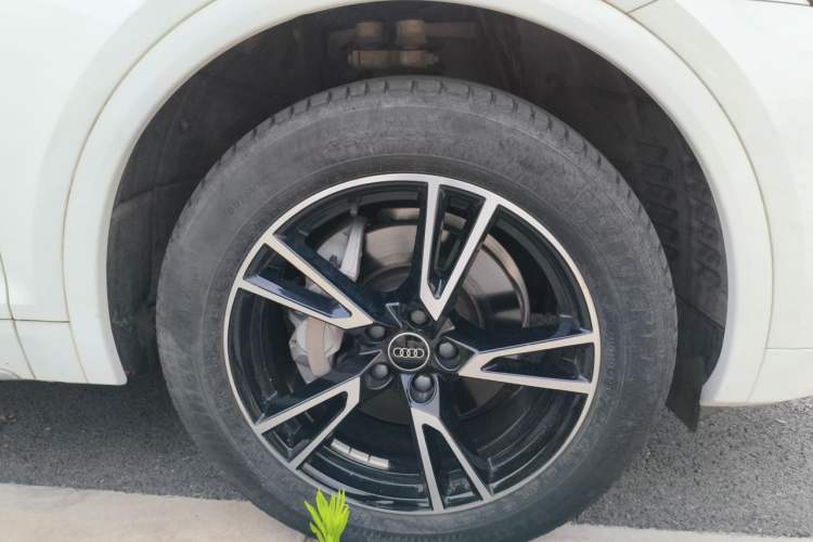 Used Audi Q5L 2023 40T Fashionable and Dynamic Edition Right Front Wheel Hub