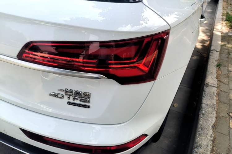 Used Audi Q5L 2023 40T Fashionable and Elegant Version Right Rear Taillight