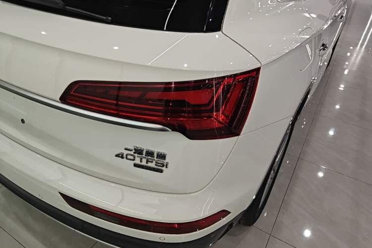 Used Audi Q5L 2023 40T Fashionable and Elegant Version Right Rear Taillight