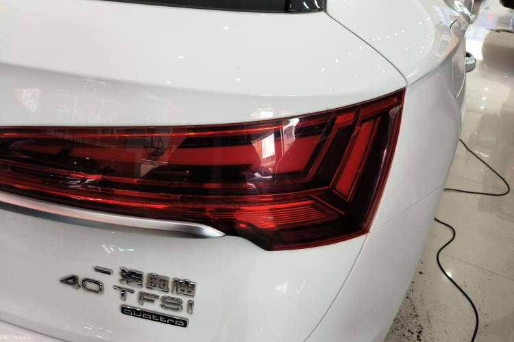 Used Audi Q5L 2023 40T Fashionable and Dynamic Edition Right Rear Taillight