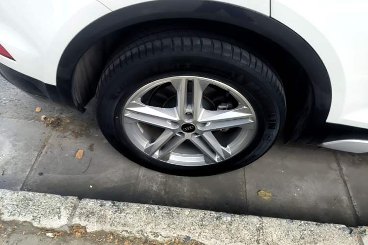 Used Audi Q5L 2023 40T Fashionable and Elegant Version Right Rear Wheel Hub