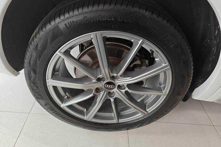 Used Audi Q5L 2023 40T Fashionable and Dynamic Edition Right Rear Wheel Hub