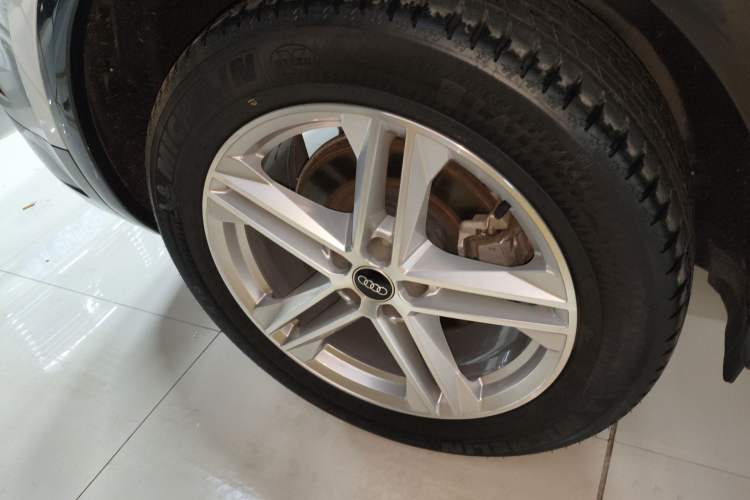 Used Audi Q5L 2023 40T Fashionable and Elegant Version Right Rear Wheel Hub