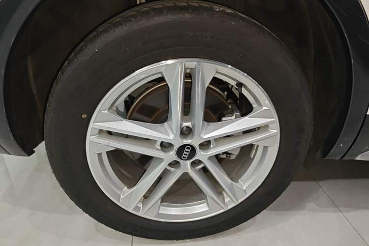 Used Audi Q5L 2023 40T Fashionable and Elegant Version Right Rear Wheel Hub