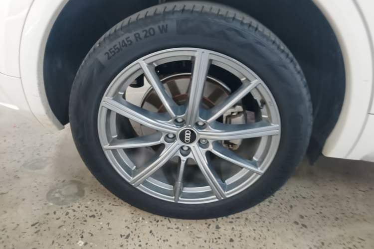 Used Audi Q5L 2023 40T Fashionable and Dynamic Edition Right Rear Wheel Hub