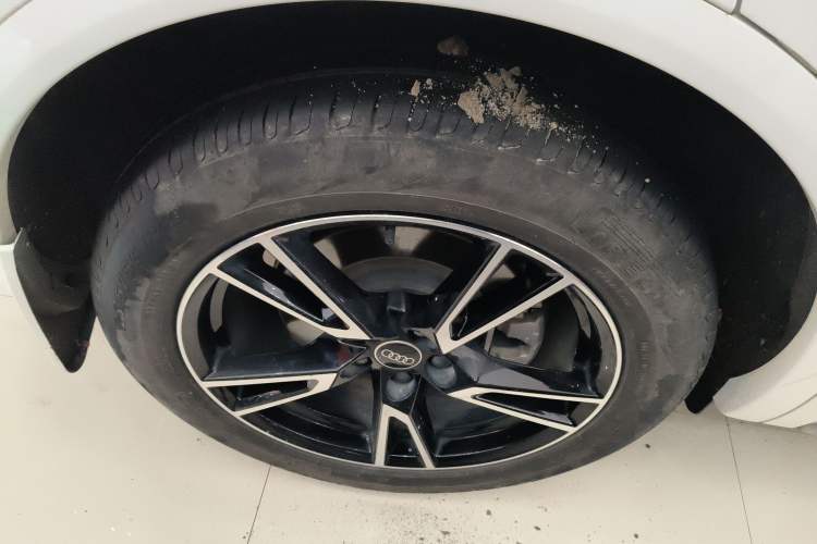 Used Audi Q5L 2023 40T Fashionable and Dynamic Edition Right Rear Wheel Hub