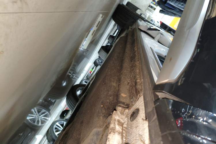 Used Audi Q5L 2023 40T Fashionable and Elegant Version Right Side Sill
