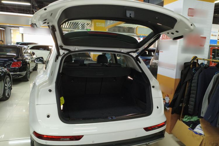 Used Audi Q5L 2023 40T Fashionable and Elegant Version Trunk