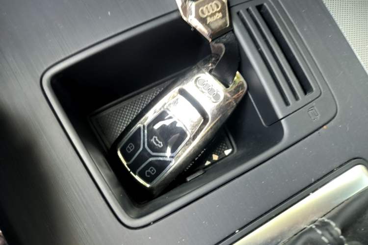 Used Audi Q5L 2023 40T Fashionable and Elegant Version Vehicle Key