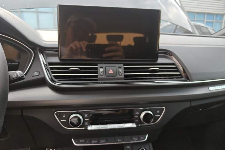 Used Audi Q5L 2024 40 TFSI Luxury Dynamic Edition Audio And AC Panel