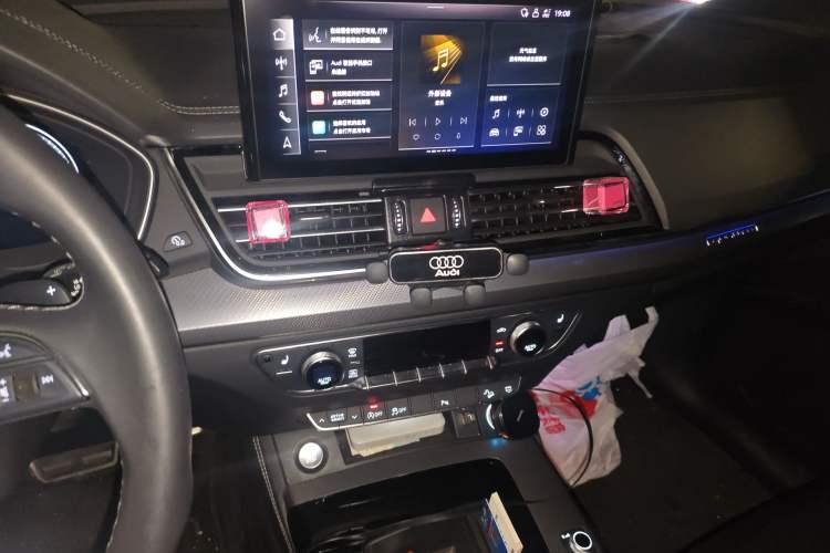 Used Audi Q5L 2024 40 TFSI Luxury Dynamic Edition Audio And AC Panel