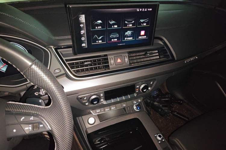 Used Audi Q5L 2024 40 TFSI Luxury Dynamic Edition Audio And AC Panel