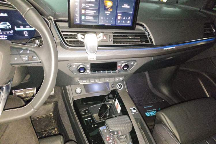 Used Audi Q5L 2024 40 TFSI Luxury Dynamic Edition Audio And AC Panel