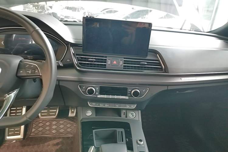 Used Audi Q5L 2024 40 TFSI Luxury Dynamic Edition Audio And AC Panel