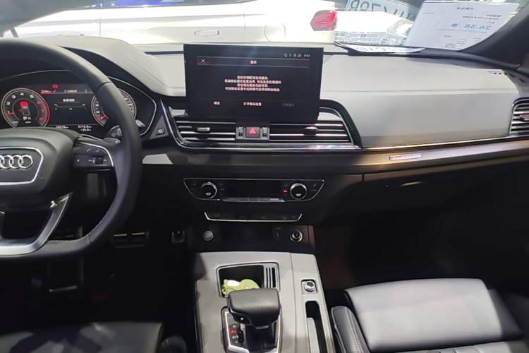 Used Audi Q5L 2024 40 TFSI Luxury Dynamic Edition Audio And AC Panel