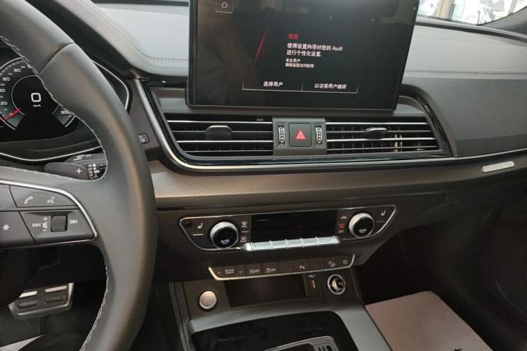 Used Audi Q5L 2024 40 TFSI Luxury Dynamic Edition Audio And AC Panel