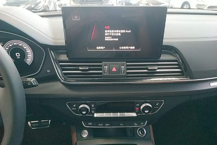 Used Audi Q5L 2024 40 TFSI Luxury Dynamic Edition Audio And AC Panel