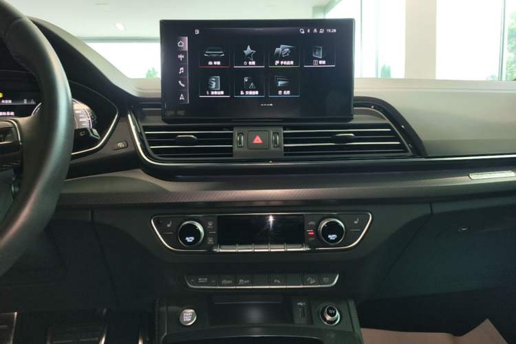 Used Audi Q5L 2024 40 TFSI Luxury Dynamic Edition Audio And AC Panel