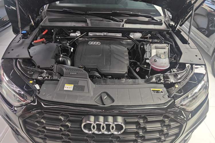 Used Audi Q5L 2024 40 TFSI Luxury Dynamic Edition Engine Bay