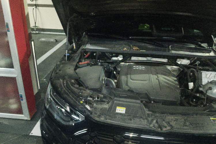 Used Audi Q5L 2024 45 TFSI Luxury Dynamic Model Engine Bay Right